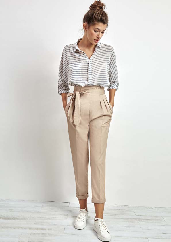 pantalones-de-verano-mujer-beige-zapatillas