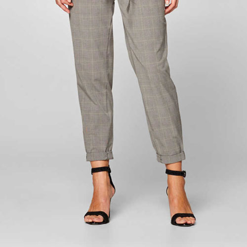 outfit-con-pantalon-gris-13