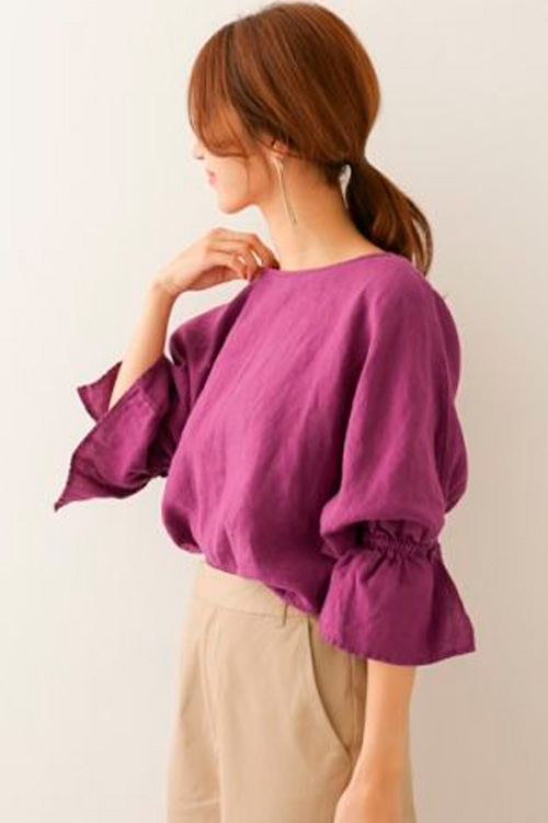 outfit-pantalon-beige-blusa-violeta