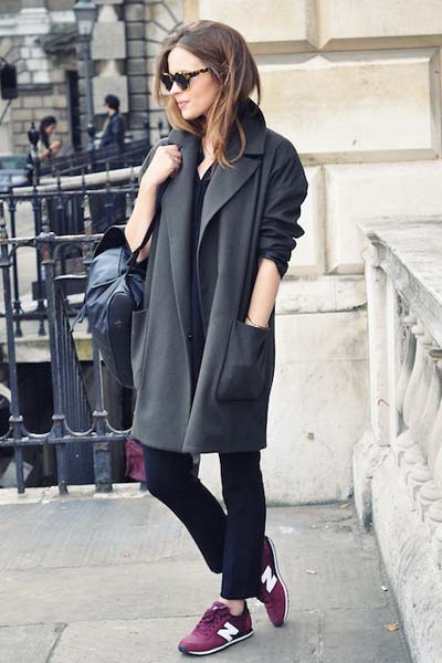 look con pantalon de vestir y zapatillas