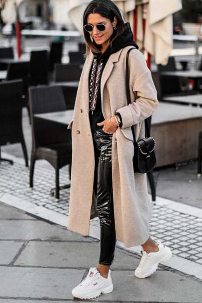 look con pantalon engomado y zapatillas