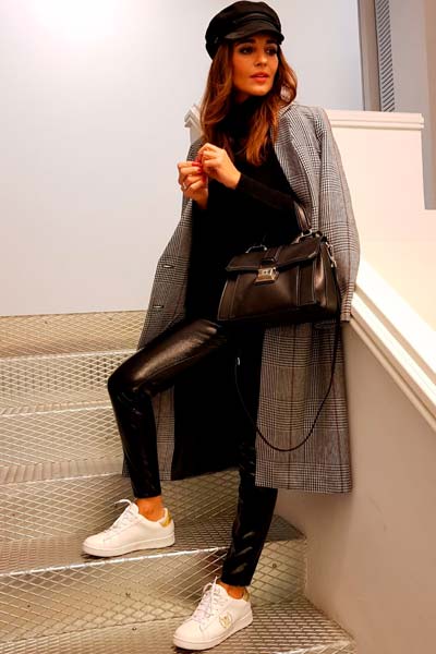 outfit con pantalon engomado y zapatillas