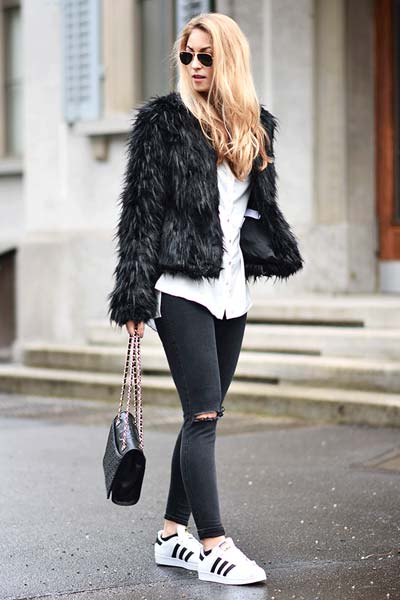 outfits con saco y zapatillas