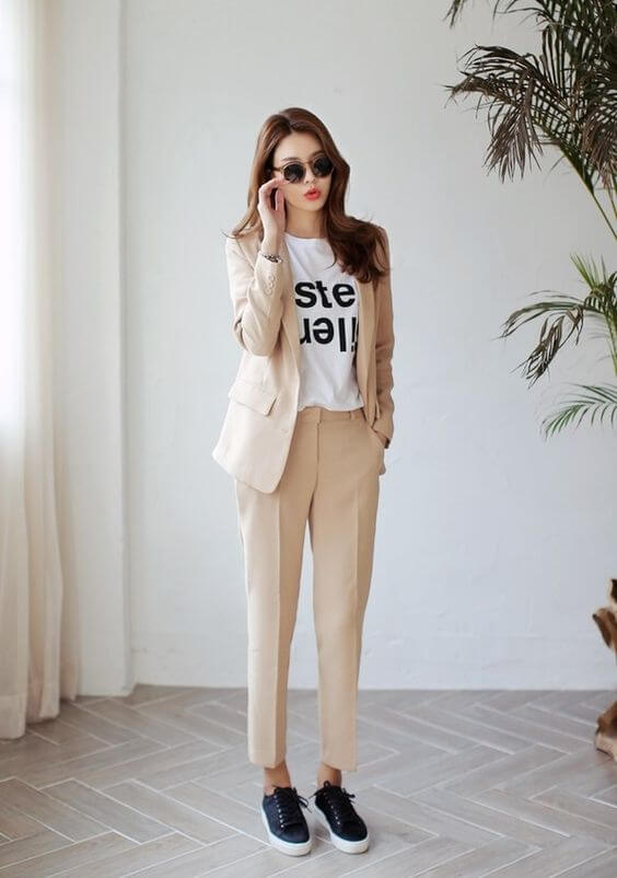 COMO COMBINAR PANTALÓN BEIGE, outfit, looks, zapatos 2023