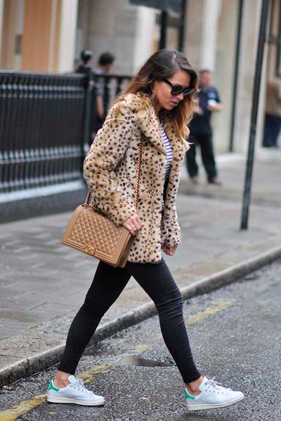 looks con saco y zapatillas