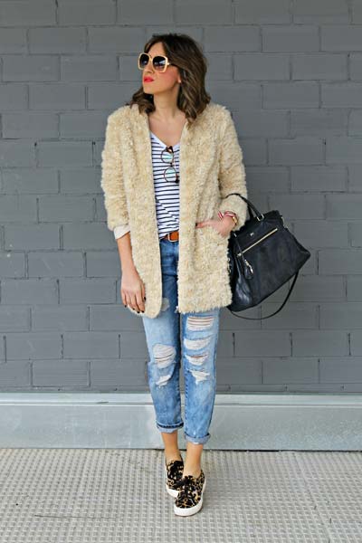 outfit con saco y zapatillas