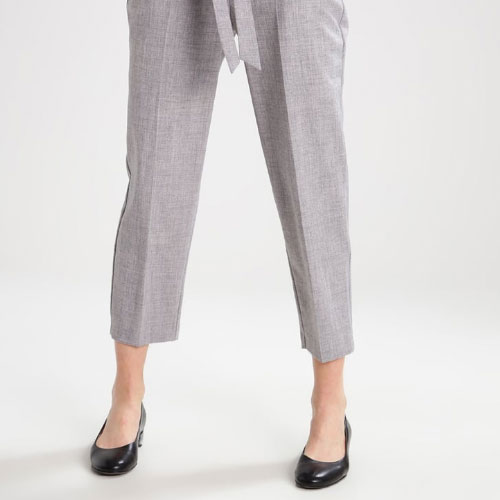 pantalon-gris-con-zapatos