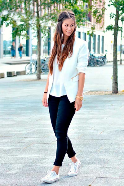 Looks con zapatillas blancas: ¡inspírate!  Looks con zapatillas blancas,  Look con zapatillas blancas, Zapatillas blancas mujer