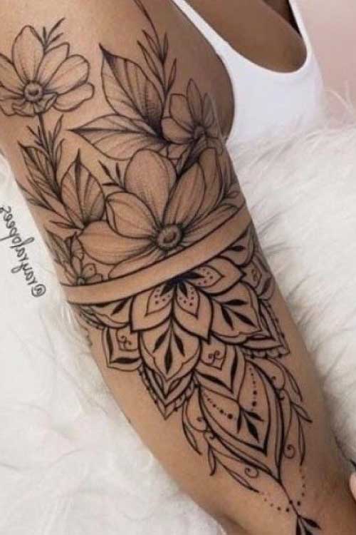 tatuaje-de-mujer-en-el-brazo-rosa