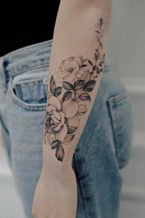 tatuaje-para-mujer-en-el-brazo-rosas-delicado