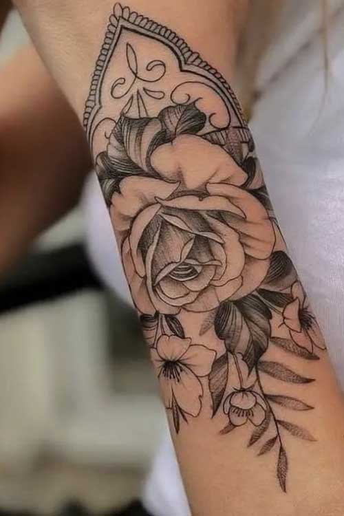 tatuaje-para-mujer-en-el-brazo-rosas-diseno