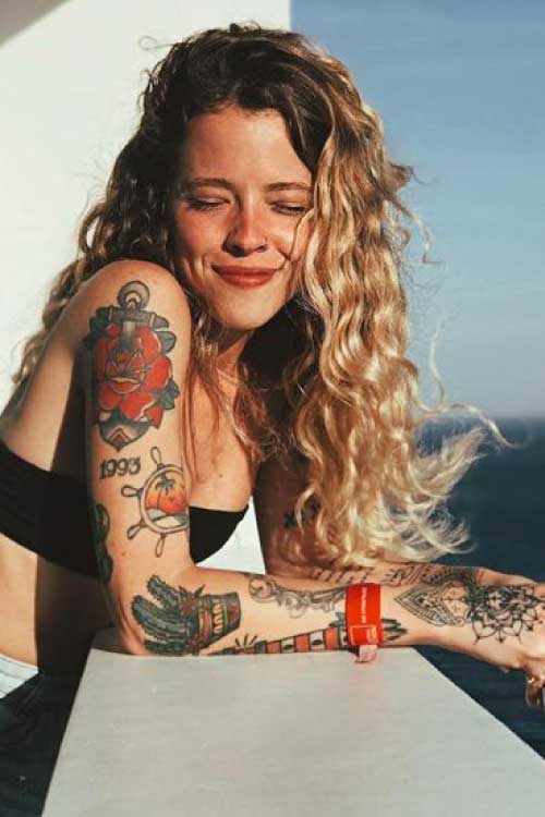 tatuajes-de-mujer-en-el-brazo-a-color-tradicional