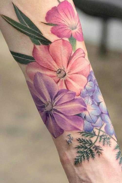 tatuajes-mujer-en-el-brazo-a-color-rosas