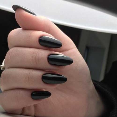 vestido-negro-con-unas-negras-esmalte